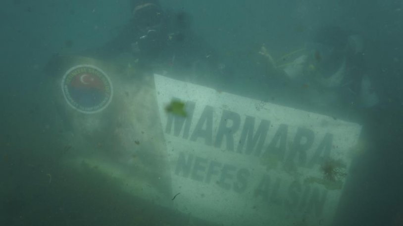 Müsilaj tehdidine dikkat çekmek istediler... Açtıkları pankart güçlükle okundu