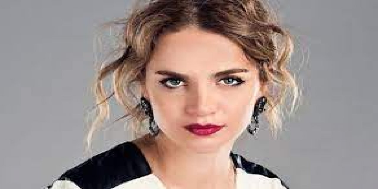 Tuğçe Kazaz yine sahneye çıktı! Tepki çeken "Atatürk-Erdoğan" karşılaştırması...