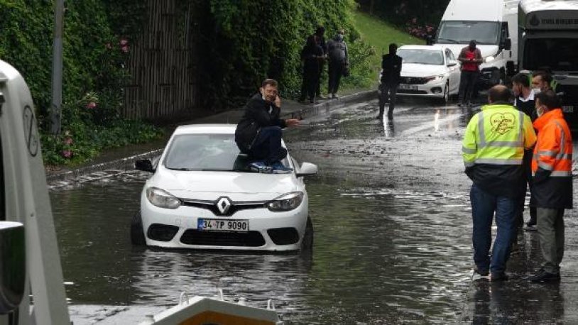 Yolda mahsur kalan sürücü kurtarılmayı böyle bekledi