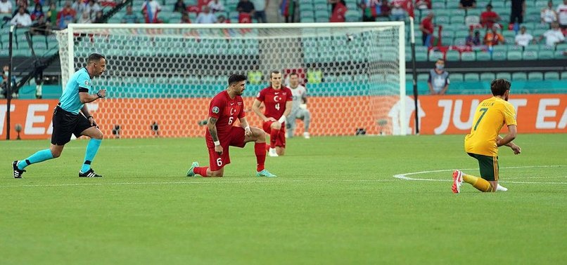 Türkiye - Galler maçında ırkçılık protestosu