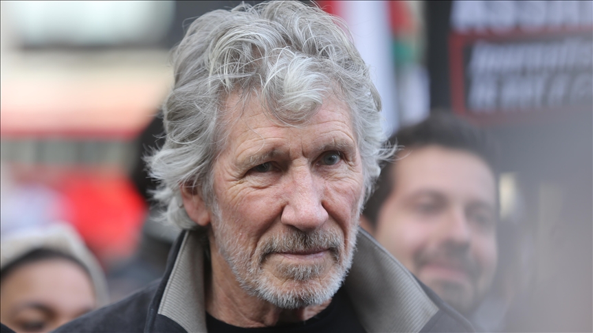 Roger Waters, sosyal medya devini topa tuttu