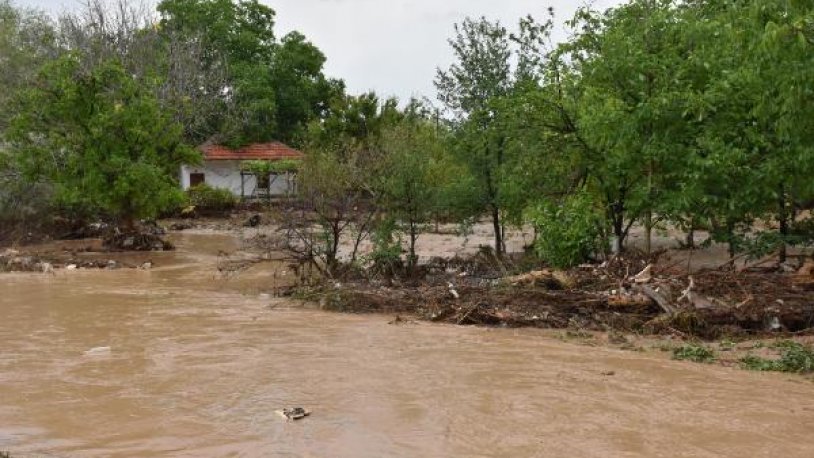 Kırıkkale sağanak yağışa teslim oldu! Dere taştı, bahçeleri su bastı