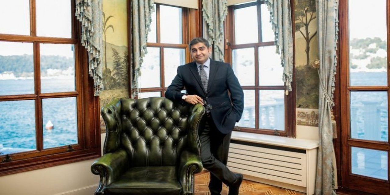 "Dava" lüks otelde tatil yapmakmış...  Barış Yarkadaş'tan çarpıcı "Sezgin Baran Korkmaz-Veyis Ateş" yazısı! Yalısına bakın kimin posterini asmış?