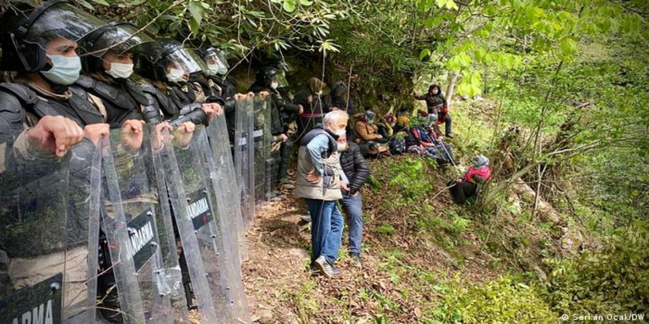 İkizdere'de bir ilk! Cengiz İnşaat talanına direnen köylünün evini jandarma bastı!