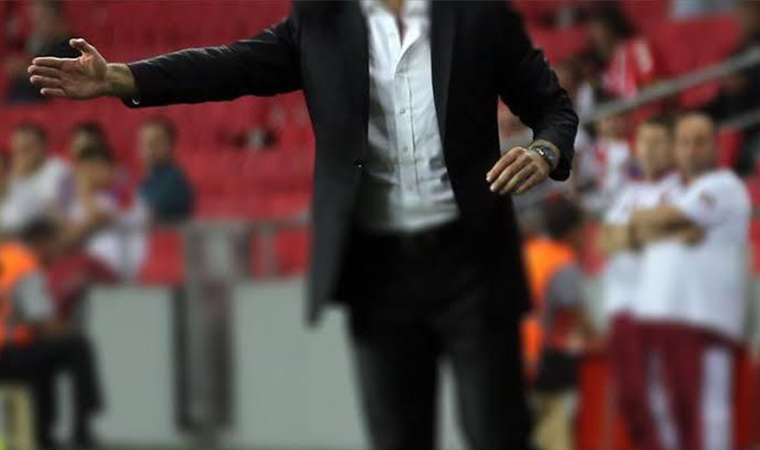 Ünlü teknik direktörden korkutan haber! Yoğun bakıma alındı