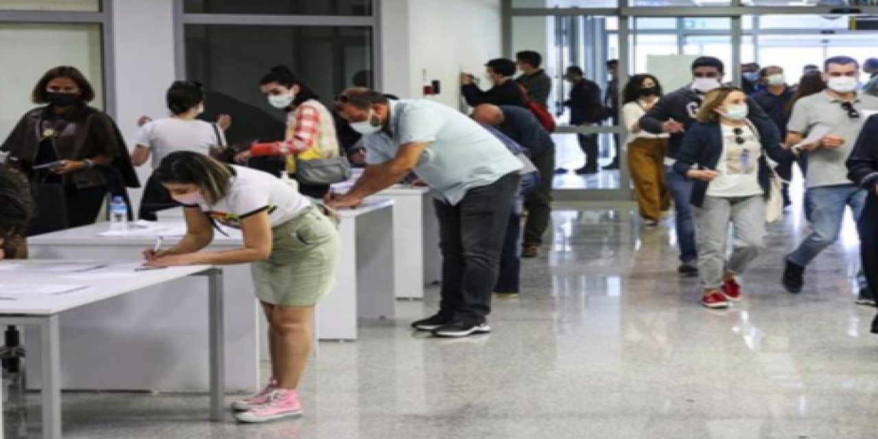 Uzun kuyruklar oluştu! Sağlık Bakanlığı’nın aşı seferberliği kaosa neden oldu! "Bulaş noktası haline gelebilir"