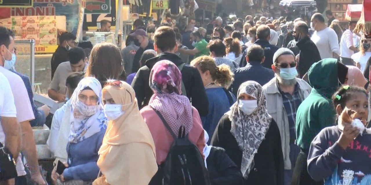 Güneşi gören İstanbullular sokağa döküldü. Sosyal mesafe hiçe sayıldı...