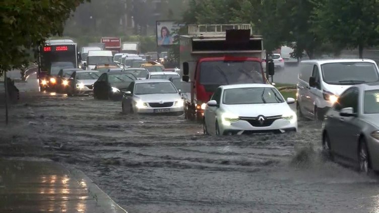İstanbul sağanak yağışa teslim oldu! Trafik kilitlendi, tramvay seferleri durdu