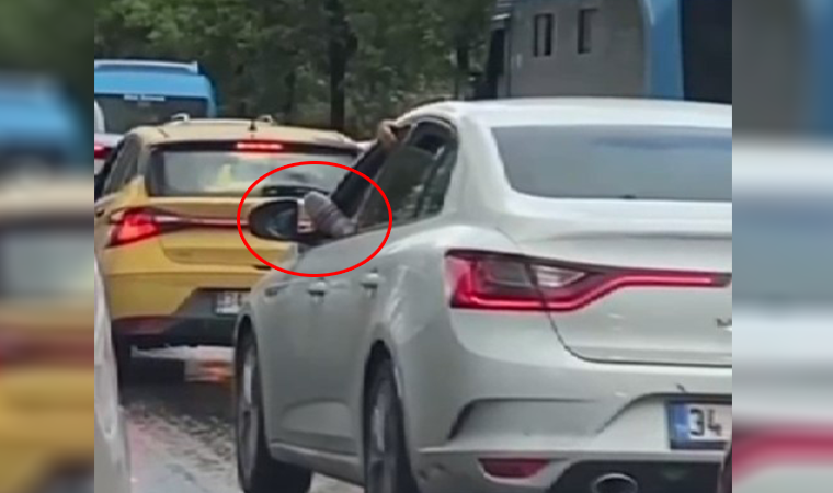 İstanbul trafiğinde tepki çeken görüntüler! Ayağını camdan çıkararak otomobil kullandı