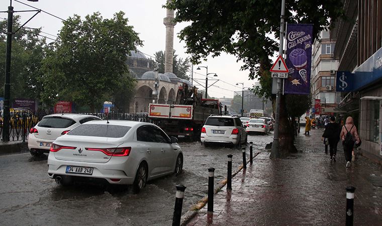 İstanbul'da sağanak:17 noktada su baskını