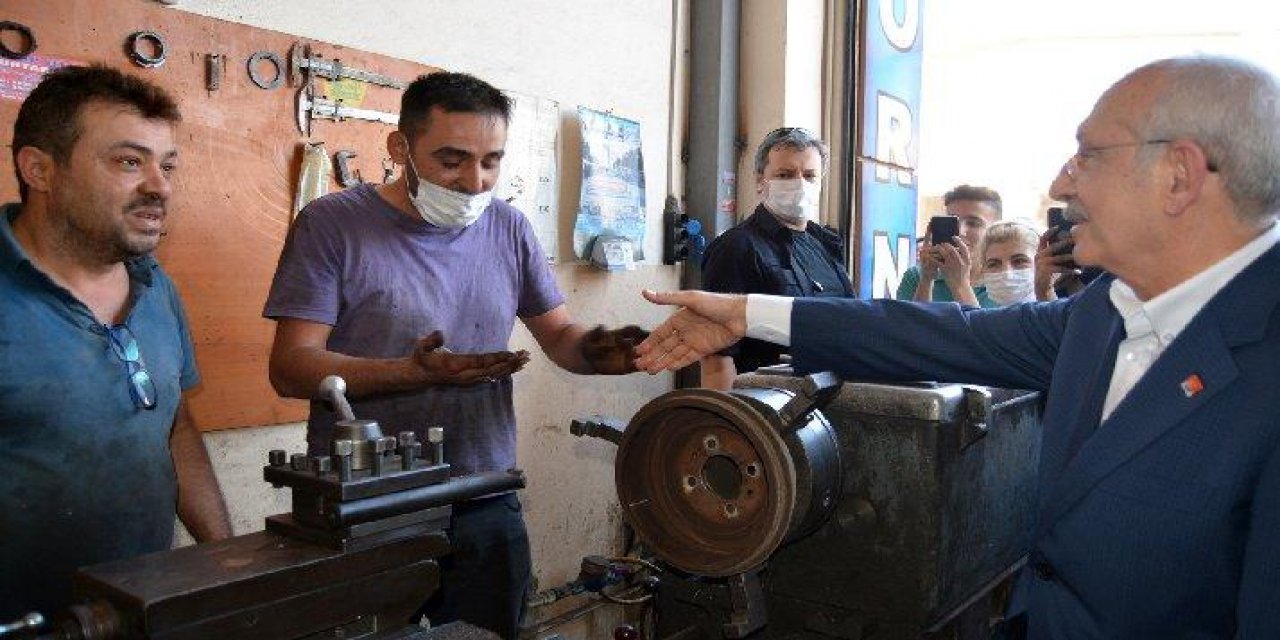 CHP liderinin ziyaretinde dikkat çeken diyalog! Kılıçdaroğlu'ndan elleri kirli olduğu için tereddüt eden esnafa: O eli sıkmaktan şeref duyarım!
