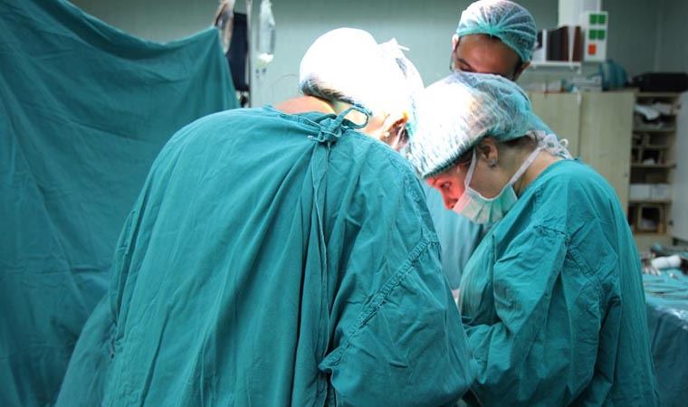 Safra kesesi şikayetiyle gelmişti... Karnından çıkanlar şoke etti!