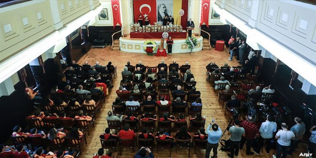 Galatasaray Kulübü Divan Kurulu toplantısından, YÖNETİME ELEŞTİRİ, FATİH TERİM'E DESTEK