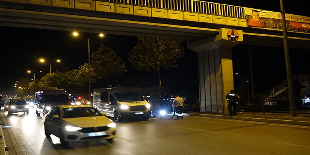 Üst geçitten atladı, otomobilin altına kalıp öldü