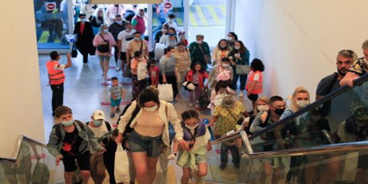 Kısıtlama kalktı iki ay sonra ilk uçak indi! Rus turistler Antalya'da: Günde 15 bin turist bekleniyor...