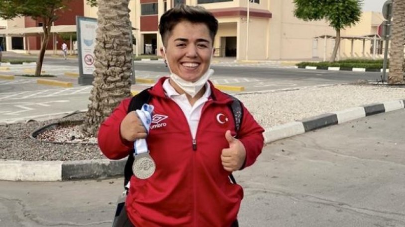 Milli sporcu Besra Duman'dan gümüş madalya!