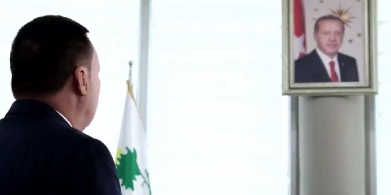 Önünü ilikledi ve... AKP'li belediye başkanından Erdoğan portresi önünde saygı duruşu!