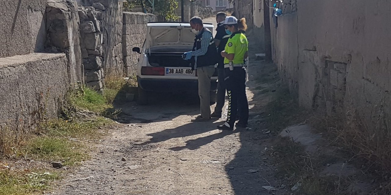 Babasının kullandığı otomobilin altında kalan Can, öldü