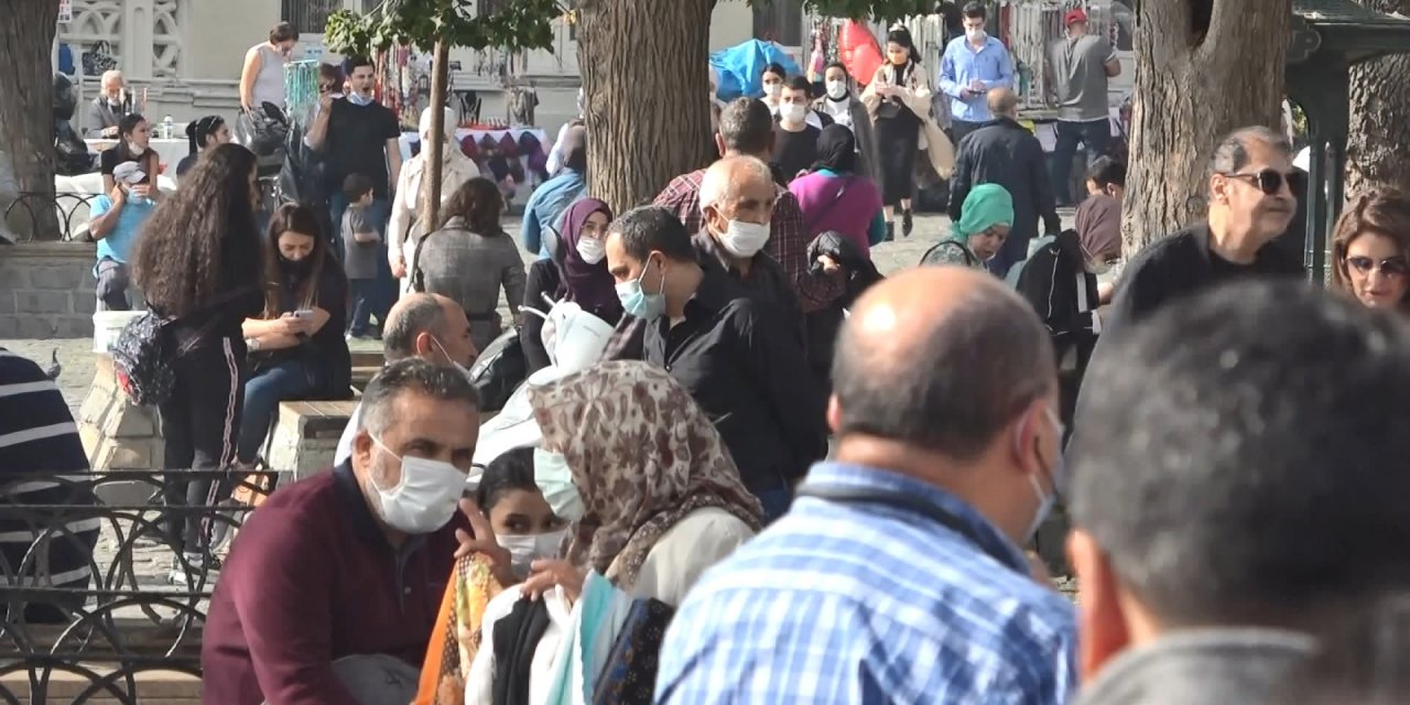 Taksim ve İstiklal Caddesi'nde kalabalık dikkat çekti