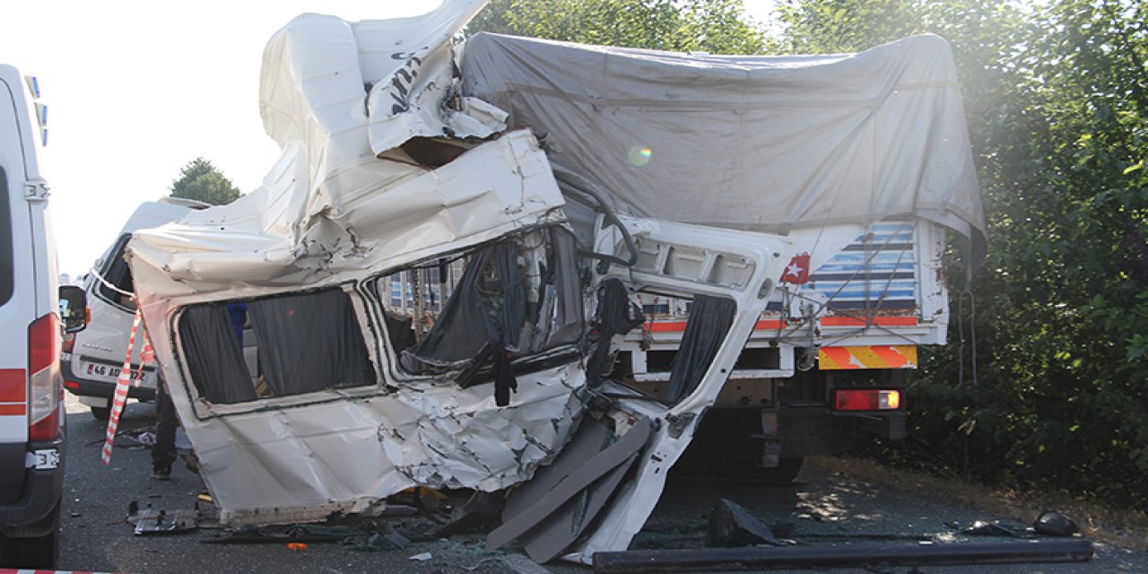 Düğün yolunda feci kaza: 3 kişi hayatını kaybetti, 10 yaralı!