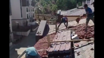 Paralarını alamadılar... İşçiler yaptıkları villanın çatısını böyle söktü