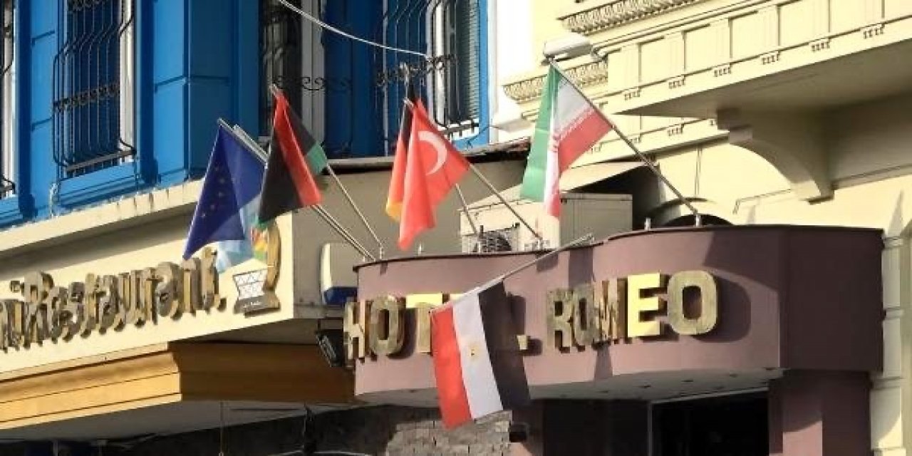 FATİH’TEKİ KARİKATÜR EYLEMİNDE OTELLERDE ASILI FRANSA BAYRAKLARI İNDİRİLDİ