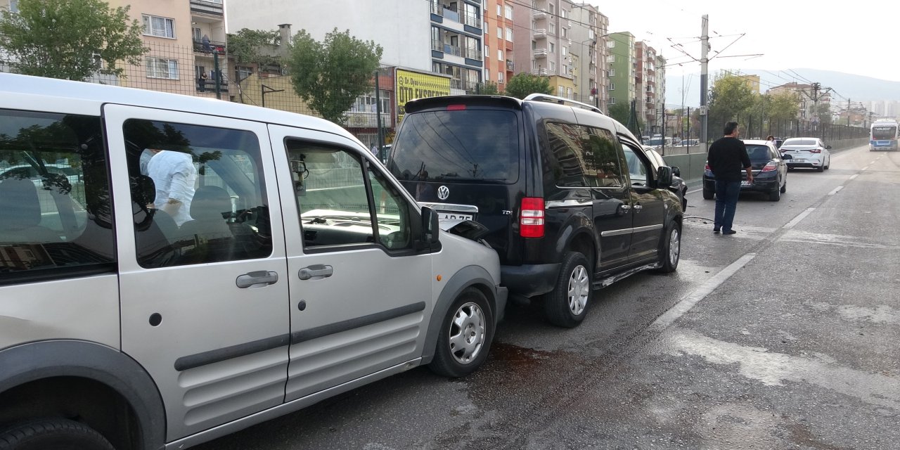 Bursa'da 8 aracın karıştığı zincirleme kaza
