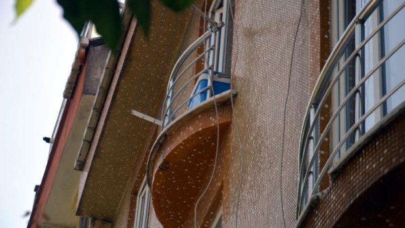 1 yaşındaki Lina bebek, balkon korkuluklarının arasından düşerek hayatını kaybetti