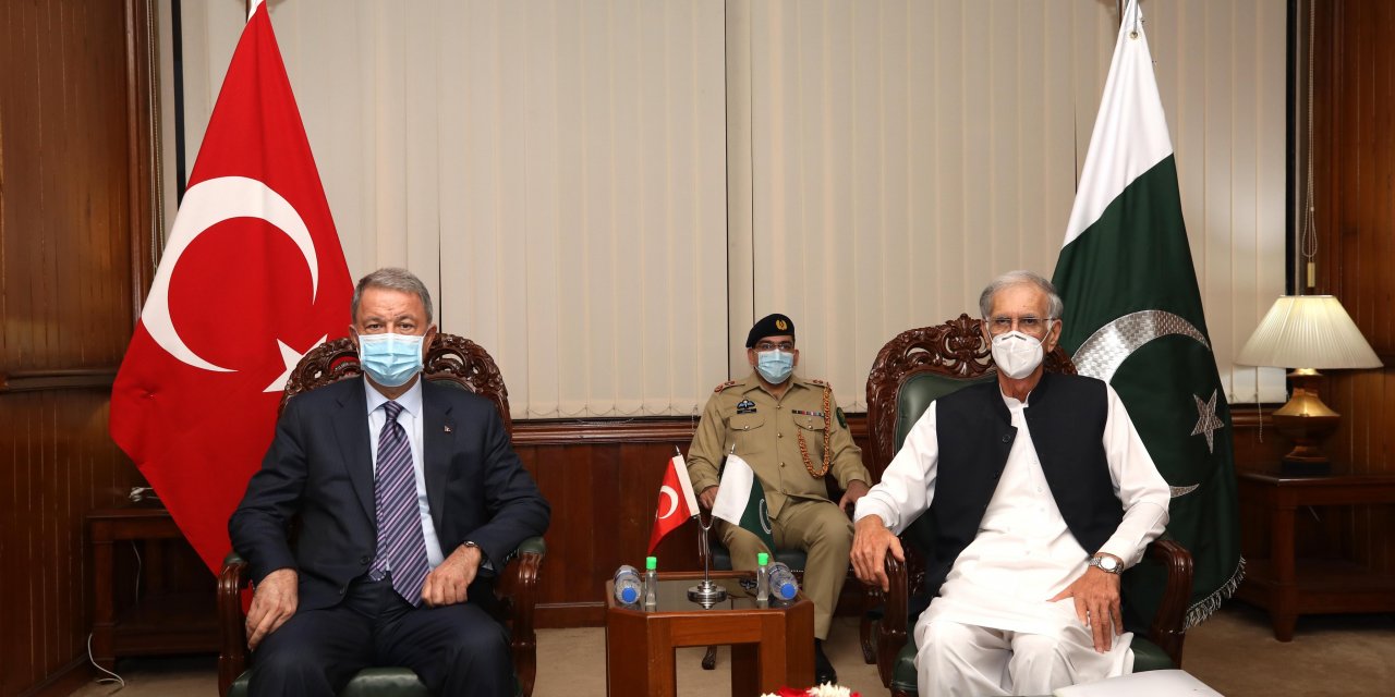 Bakan Akar, Pakistan Savunma Bakanı ile görüştü