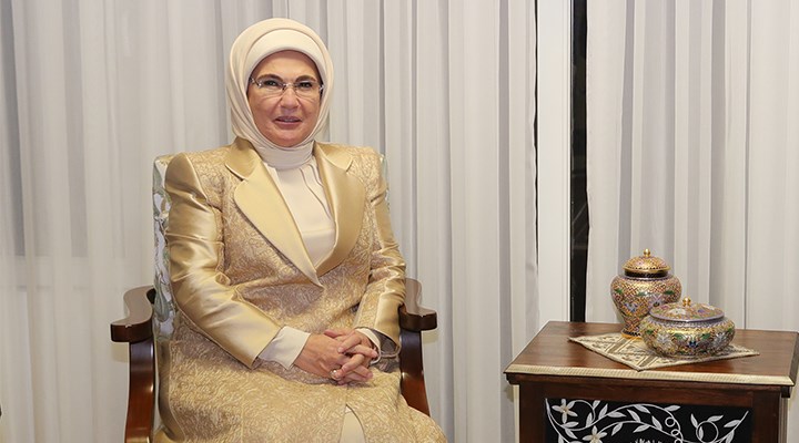 Emine Erdoğan  Dünyanın bir yanında çocuklar bir lokma ekmeğe, bir bardak temiz suya muhtaç yaşıyorlar. Dünyanın başka bir yanında ise insanların bir ısırık alıp bıraktığı tonlarca yemek çöpe gidiyor."