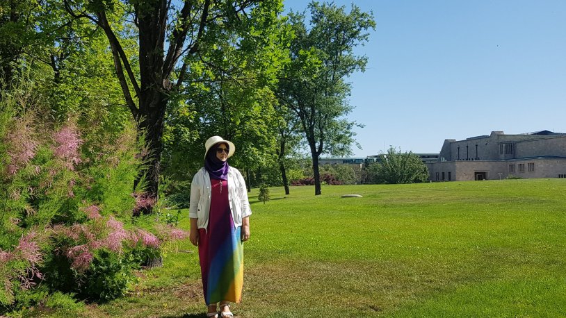 HDP'li vekil gökkuşağı renkli elbisesiyle Meclis'e geldi 'Her şeye düşman olanlara karşı...'