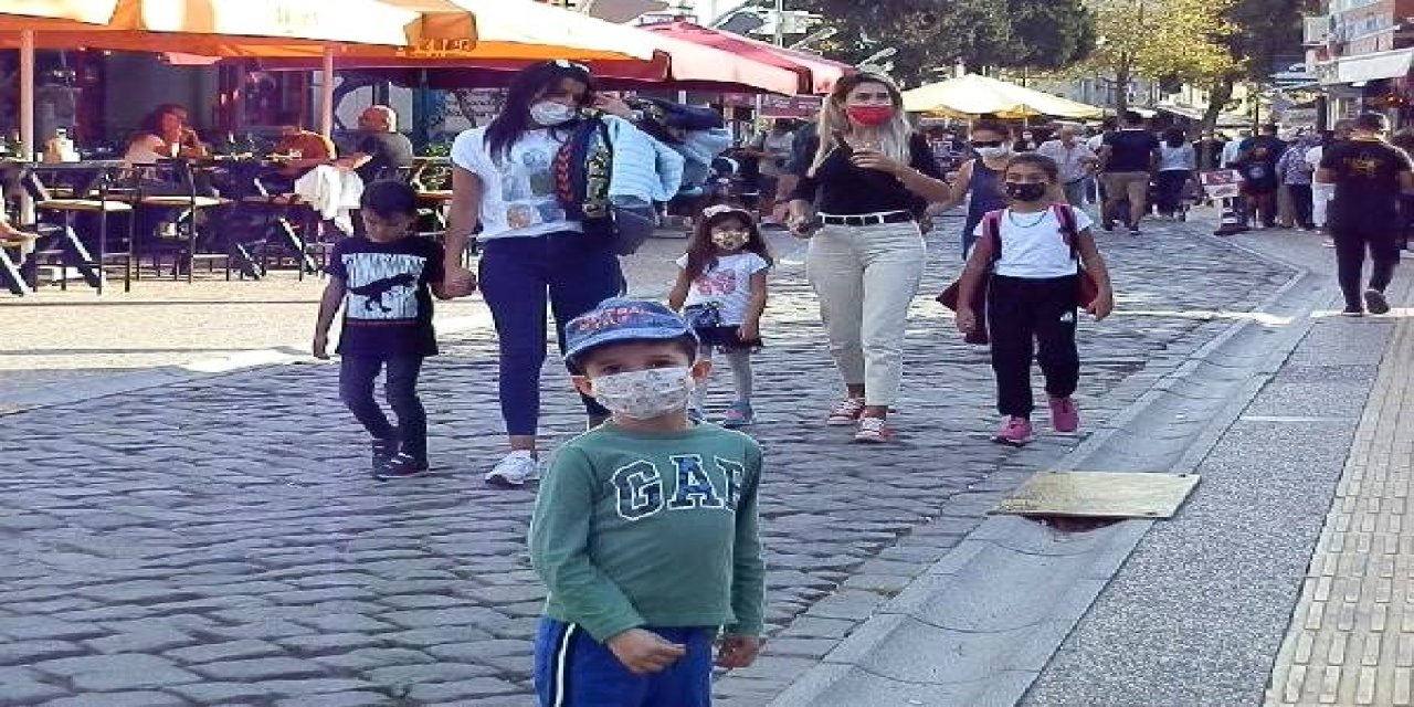 Foça'da vatandaşlar sıcak havanın tadını doyasıya çıkardı
