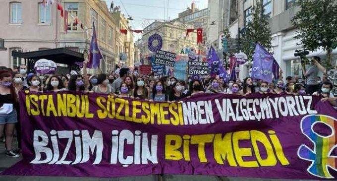 "Bizim için bitmedi" dediler ve meydanları doldurdular! Taksim binlerce kadının sesiyle yankılandı: 'Bu daha başlangıç mücadeleye devam'