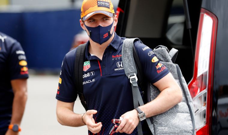 Aracını kaydırarak kutlama yapmıştı... Max Verstappen, galibiyetlerini daha dikkatli kutlayacak