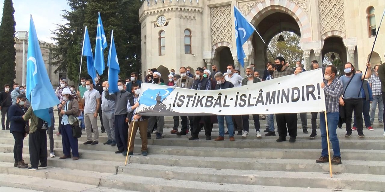 Beyazıt'ta Fransa'da Hz. Muhammed'e hakaret içeren karikatürlerin binalara yansıtılmasına tepki
