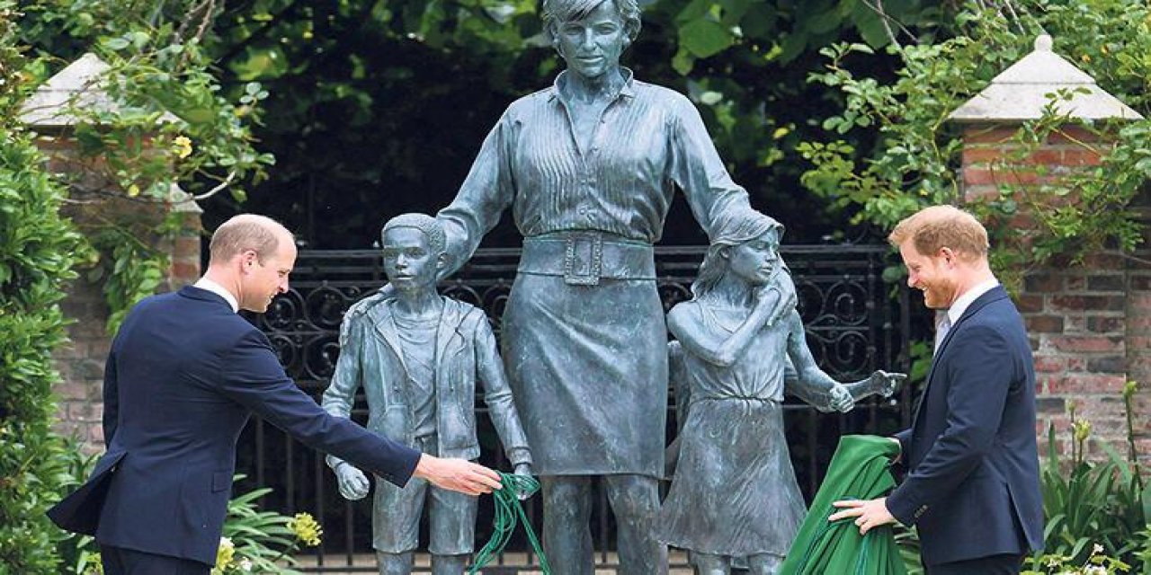 Annelerinin heykeli buluşturdu! Prens William ve Harry Prenses Diana'nın heykelinin açılışını yaptı!