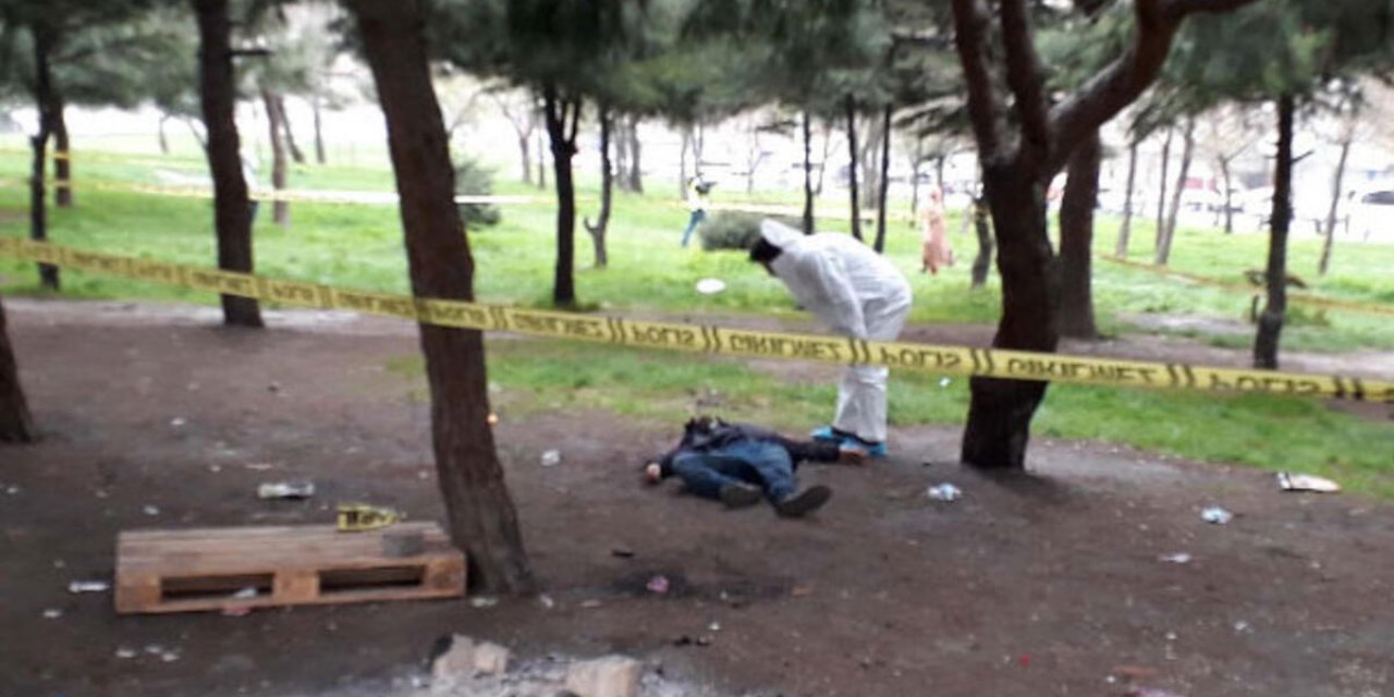 BAĞCILAR'DA BOŞ ARSADA BAŞINDAN VURULMUŞ ERKEK CESEDİ BULUNDU
