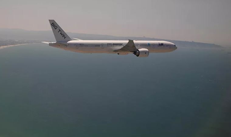 Boeing 737 kargo uçağı denize acil iniş yaptı