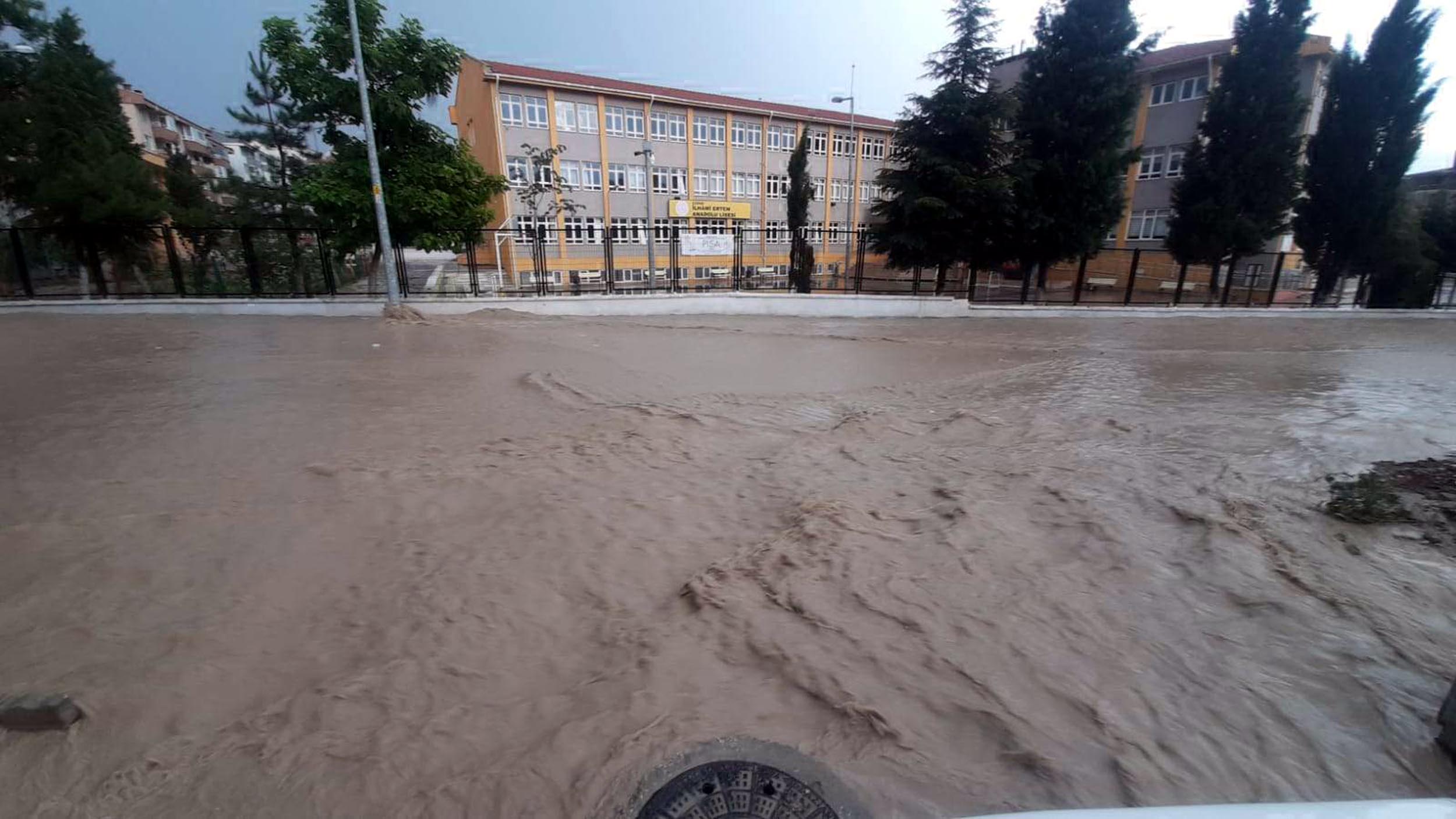 Edirne'de dolu ve sağanak; yollar suyla kaplandı