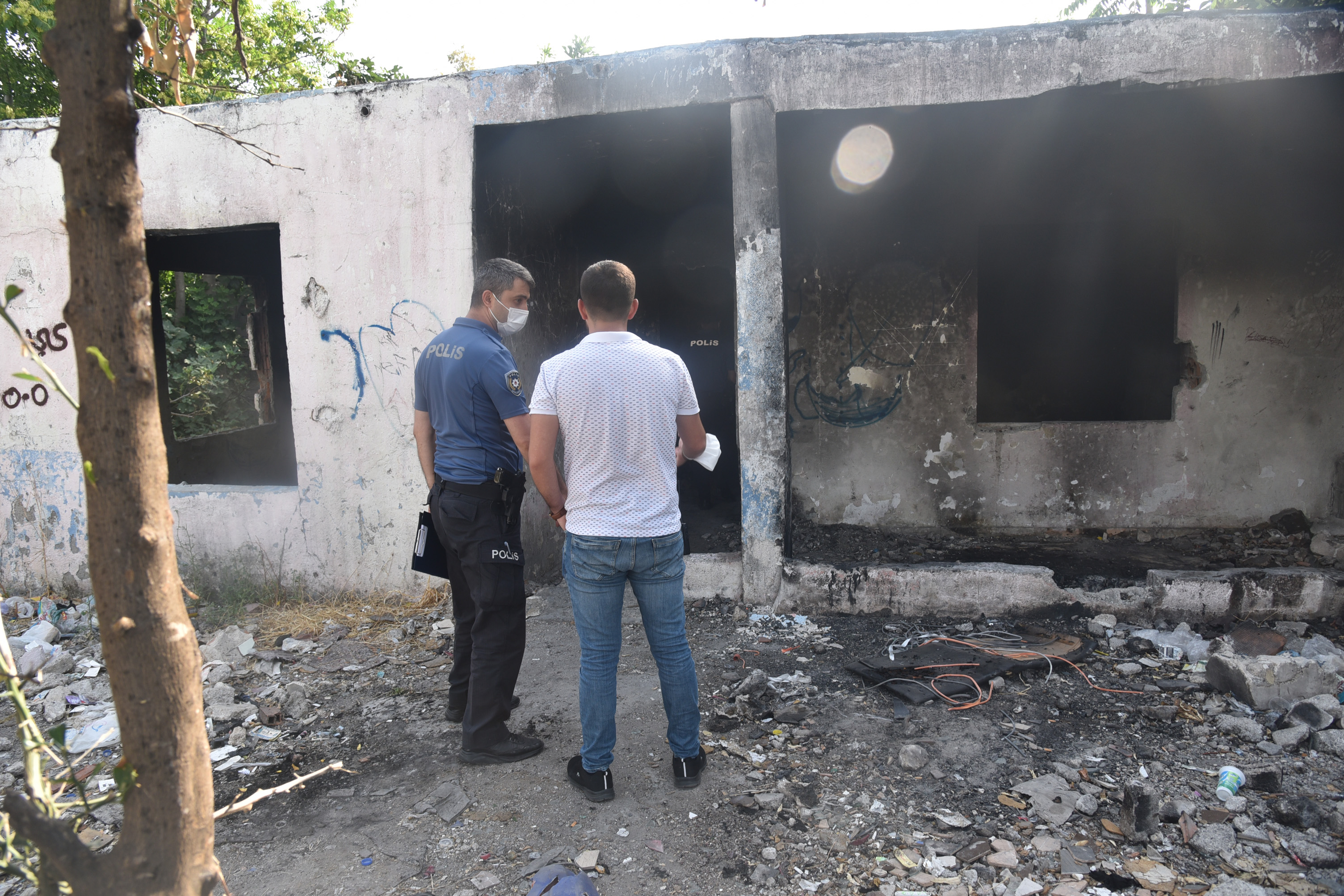 Metruk binada erkek cesedi bulundu