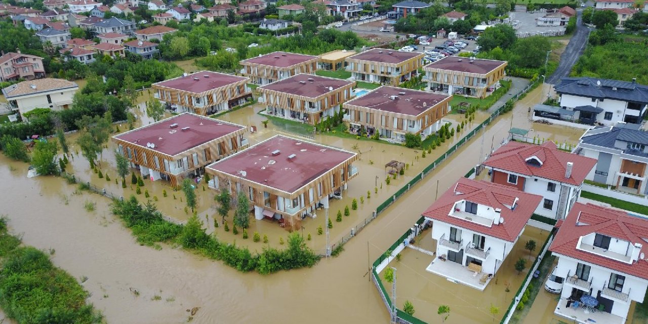 Meteoroloji uyarmıştı... İstanbul'da sağanak yağış etkisini gösterdi! Dereler taştı, mahalle sular altında kaldı