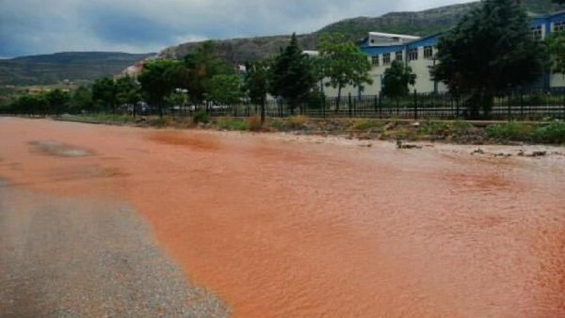 Tokat'ta sağanak yağış hayatı olumsuz etkiledi; yollar göle döndü