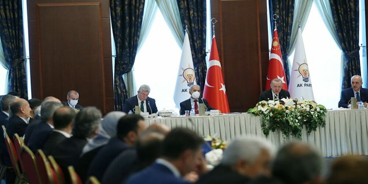 O ayrıntılara dikkat çekti ve... Deniz Zeyrek yazdı: AK Parti’de “muhalefet dili”