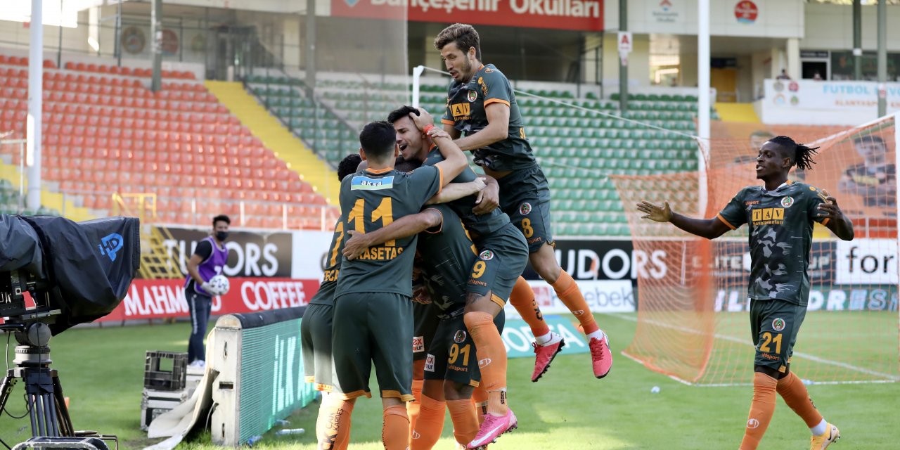 Aytemiz Alanyaspor liderliği bırakmadı