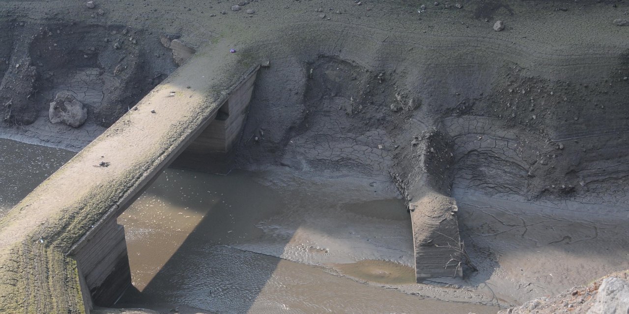 Yuvacık Barajı'nda su seviyesi düştü, köprüler ortaya çıktı