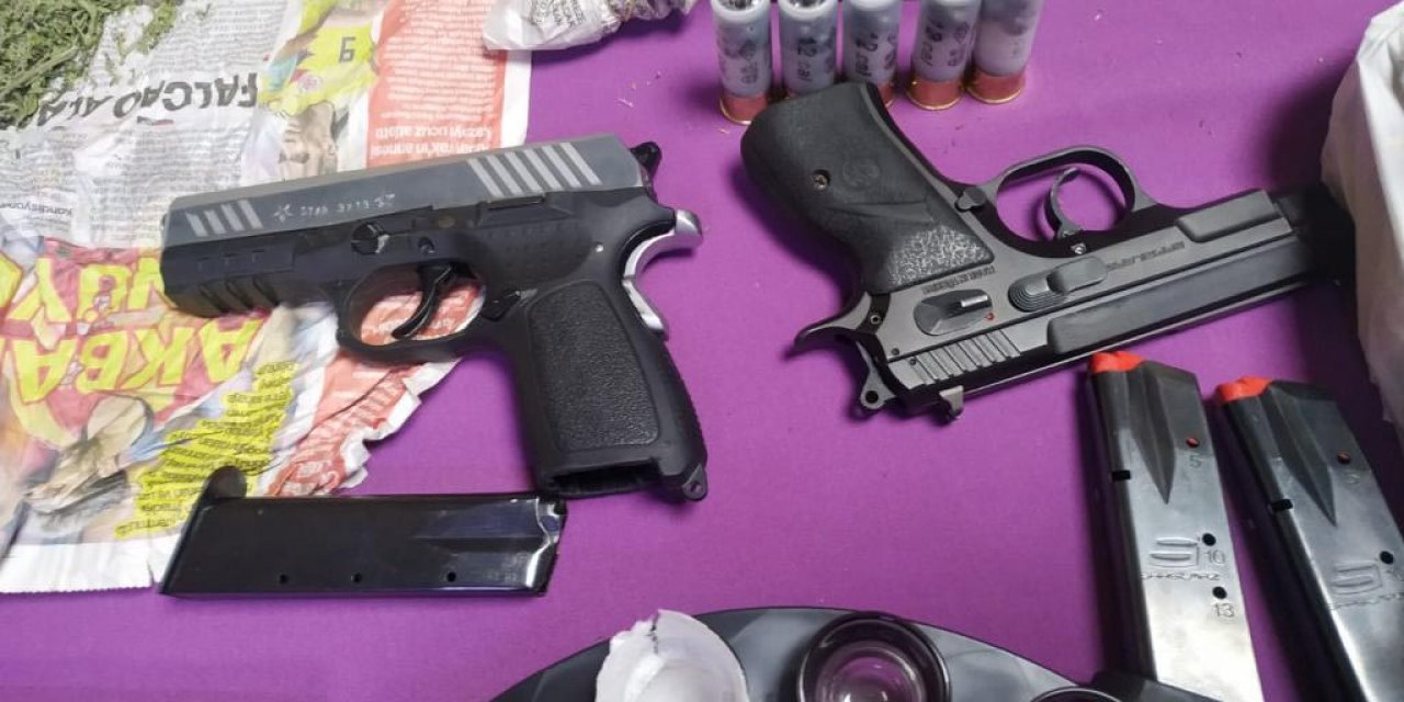 Dernekte, kumar makinesi ve ruhsatsız tabanca