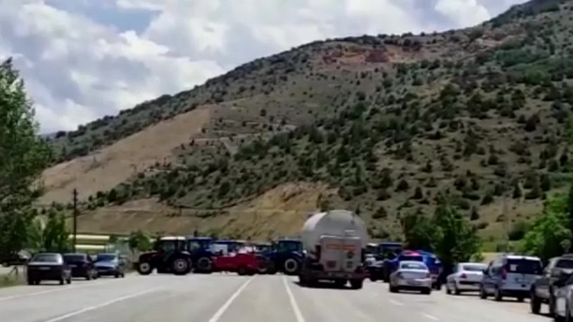 Tarlalarını sulamak için su alamıyorlar! Üreticiler isyan bayrağını çekti;  Gümüşhane'de yol kapattı
