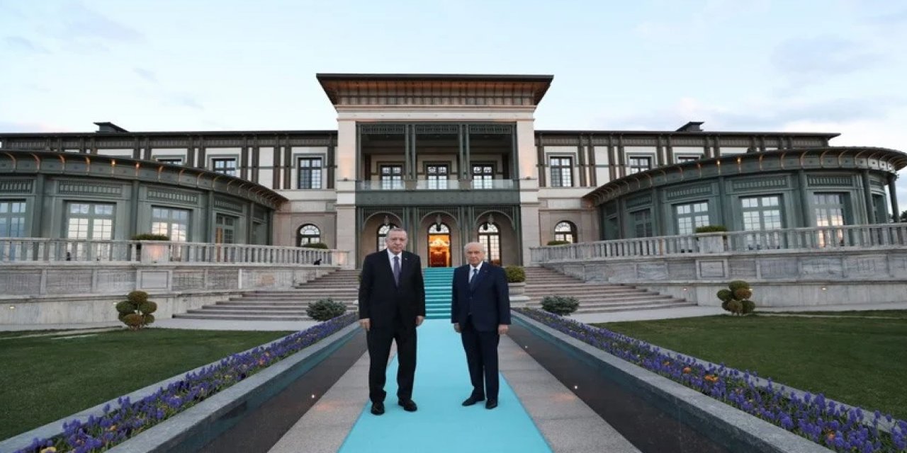 Erdoğan'ın o sözlerine dikkat çekti ve...  Murat Yetkin'den çarpıcı değerlendirme! “Devretmek” fiili dururken “teslim etmek” fiilini kullanması dahi seçimi bir savaş gibi gördüğünü gösteriyor"