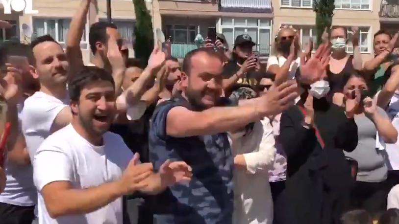 Zafer kazandılar! Tozkoparan sakinlerinin AKP'li belediyenin önünde kutlaması kameralara böyle yansıdı 'Kimse şah değil, padişah değil'