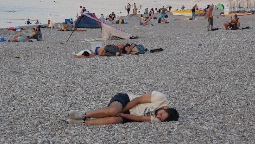 Sıcaktan bunalanlar Konyaaltı sahilinde sabahladı